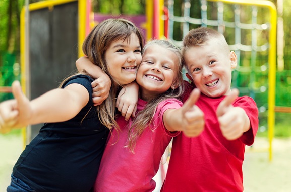 Grupo de niños preparando su estrategia